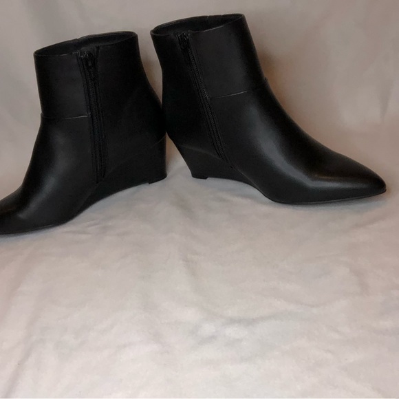 NWOT-Ann Taylor Factory Black Wedge heel Ankle Boots - Picture 4 of 8
